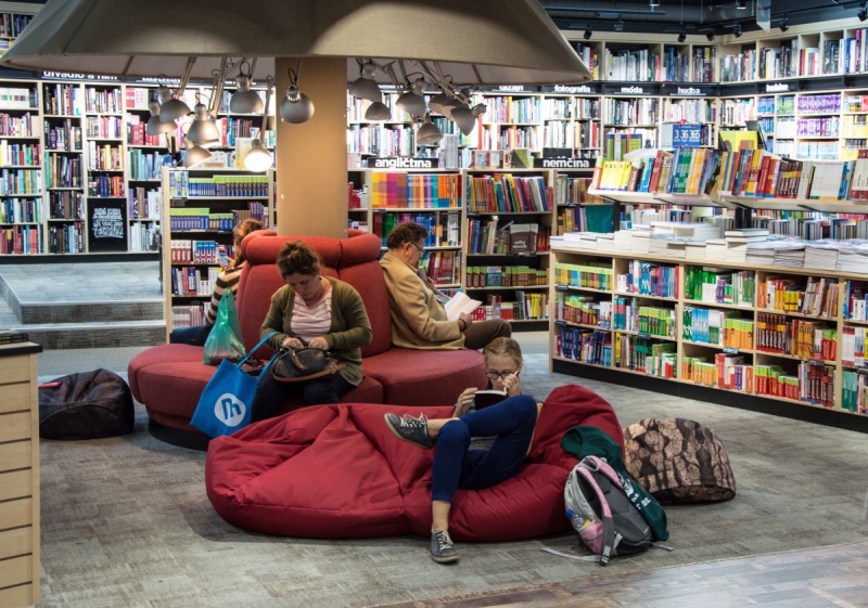 magasin-LA ROQUE ESCLAPON-min_books_bookstore_book_reader_readers_reading_shop_sale_books-849006